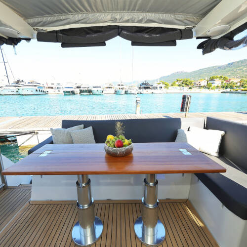 Sealine C390 Tireless