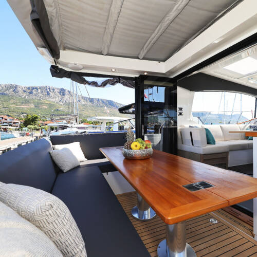 Sealine C390 Tireless