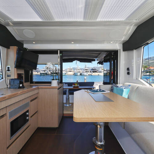 Sealine C390 Tireless