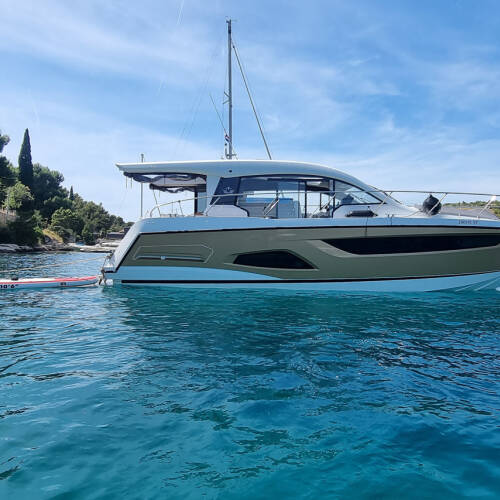 Sealine C390 Tireless