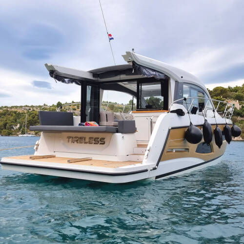 Sealine C390 Tireless