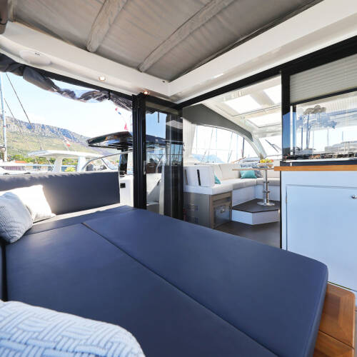 Sealine C390 Tireless