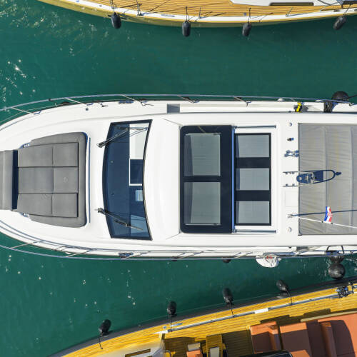 Sealine C390 Tireless