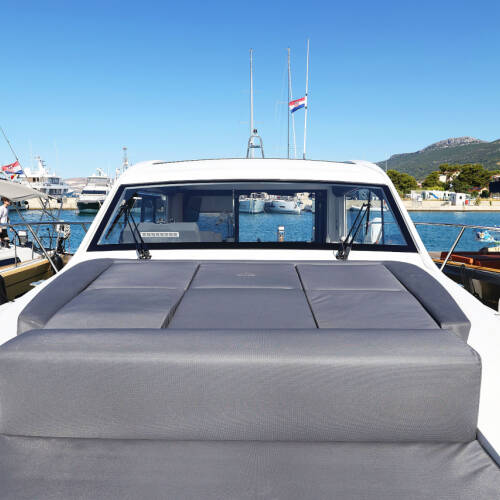 Sealine C390 Tireless