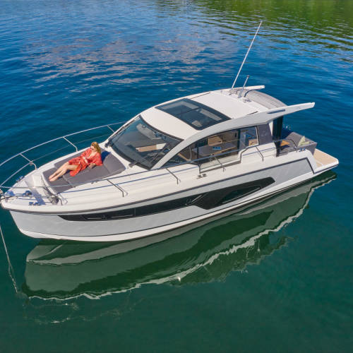 Sealine C335 