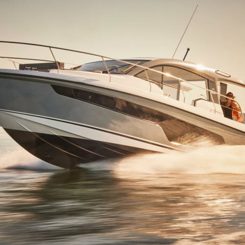 Sealine C335 