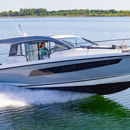 Sealine C335 