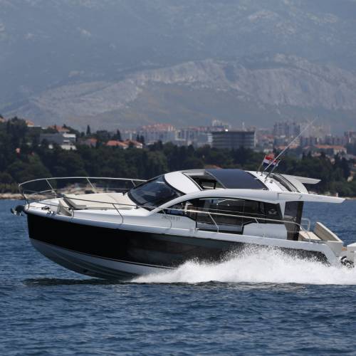 Sealine C335v Stormi