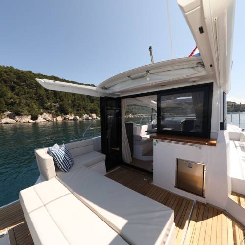 Sealine C335v Stormi