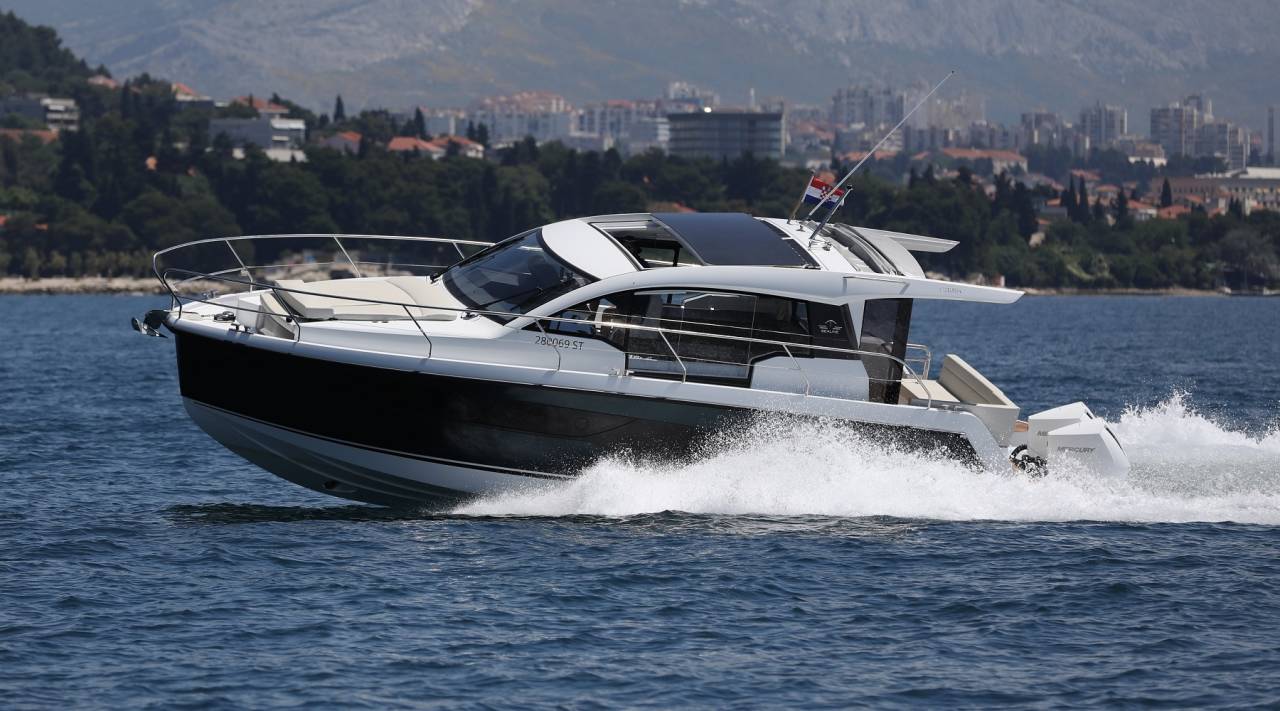 Sealine C335v